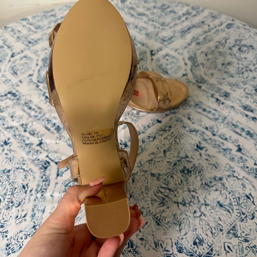 Gold high heels - Picture 4 of 4